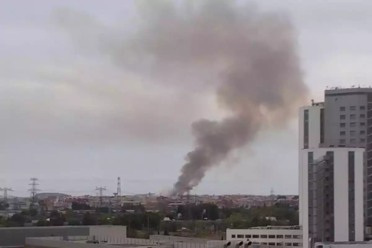 Imatge de la gran columna de fum vista a l'Aeroport del Prat.