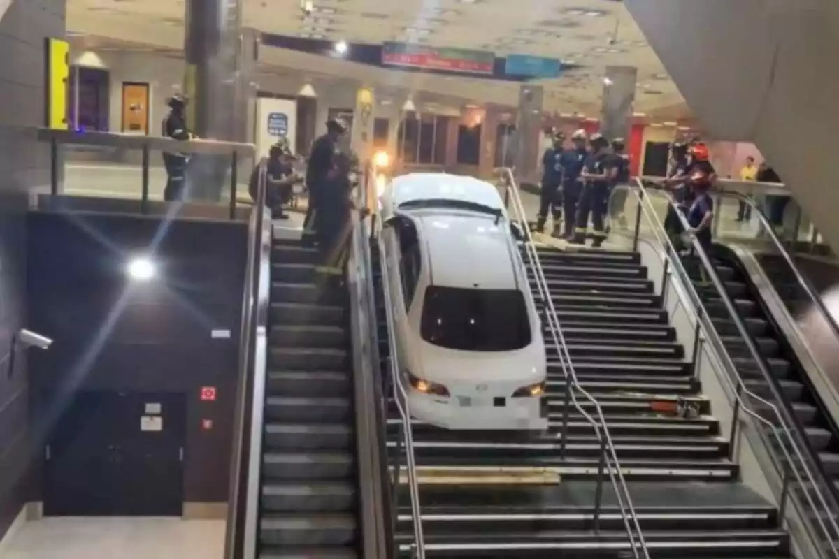 Imatge del cotxe robat encallat a les escales d'una estació a Madrid