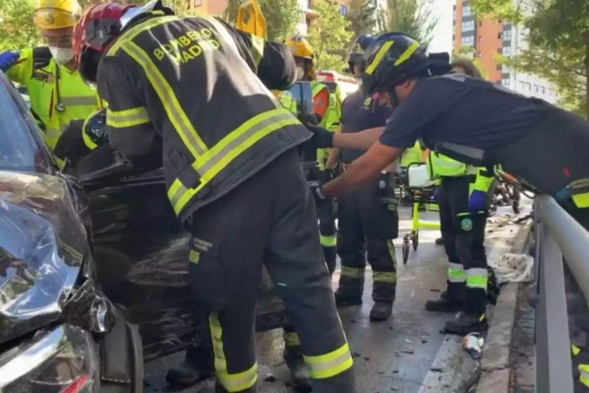 Imatge dels bombers de Madrid treballant en un accident