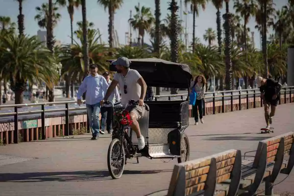 Imatge d'un bicitaxi a la Barceloneta de Barcelona.