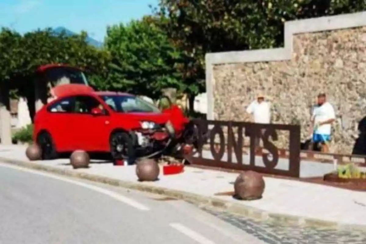 Imatge d'un cotxe en haver xocat amb unes lletres al poble de Fonts.