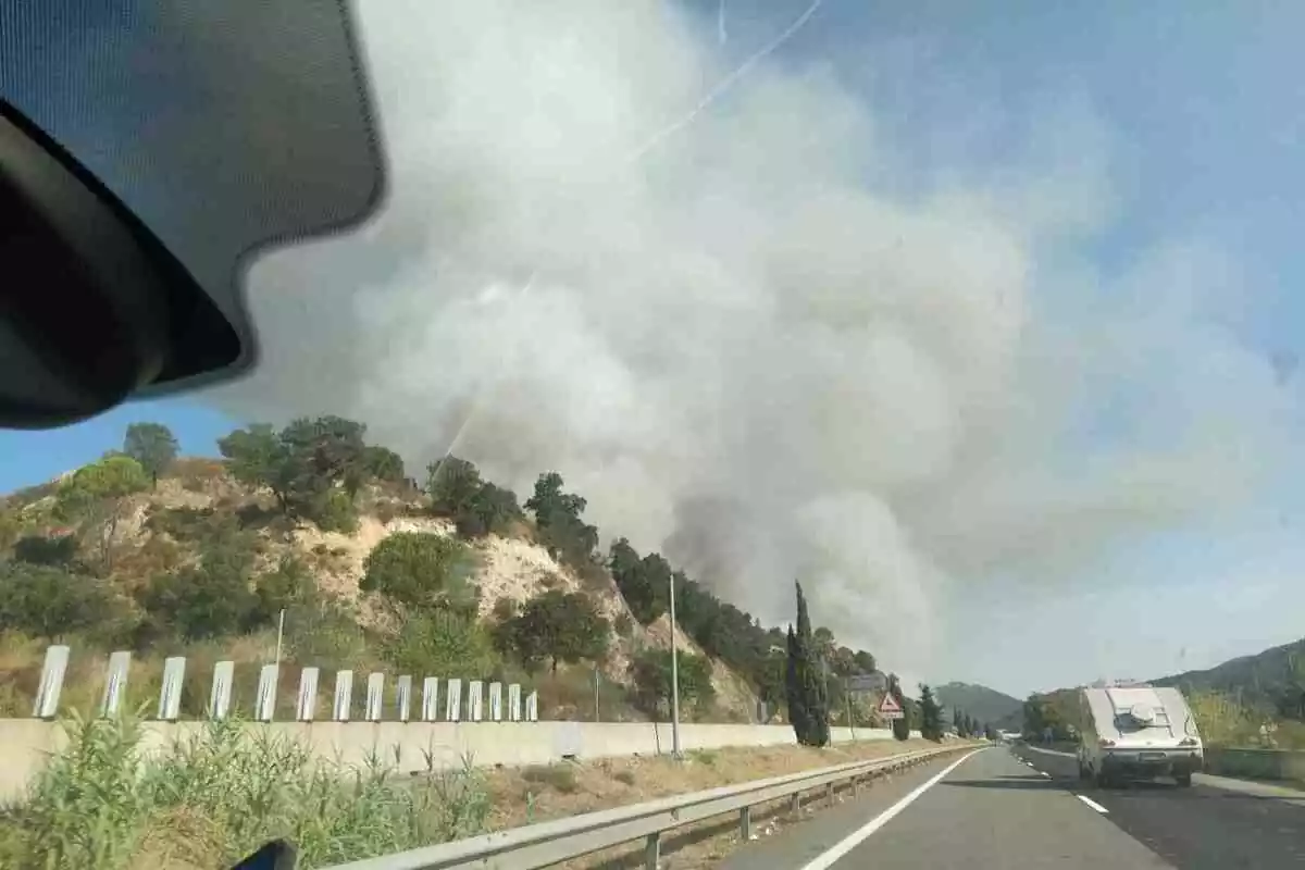 Imatge d'un incendi a l'AP-7, a la Jonquera.