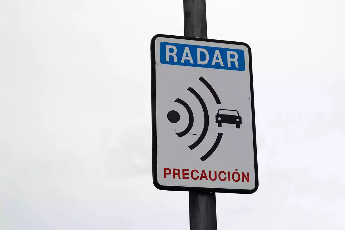 Imatge d'un senyal de trànsit indicant un radar