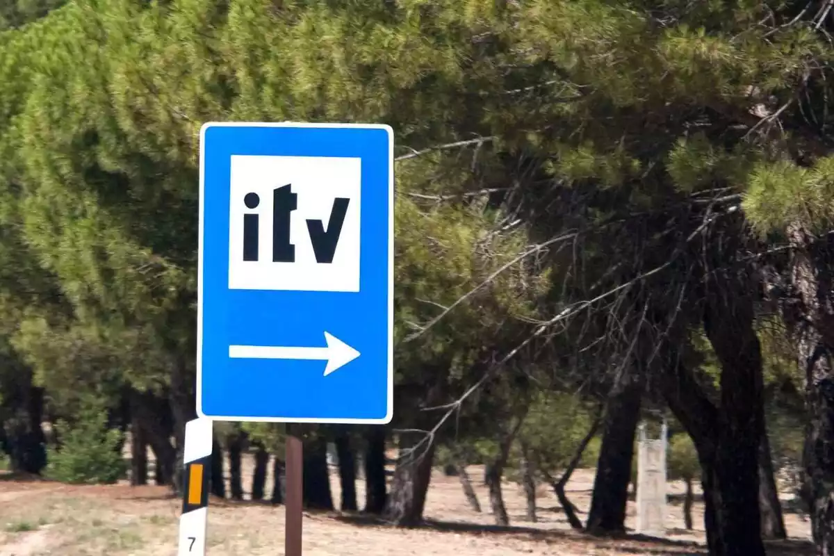 Imatge d'un senyal de trànsit que indica la ITV