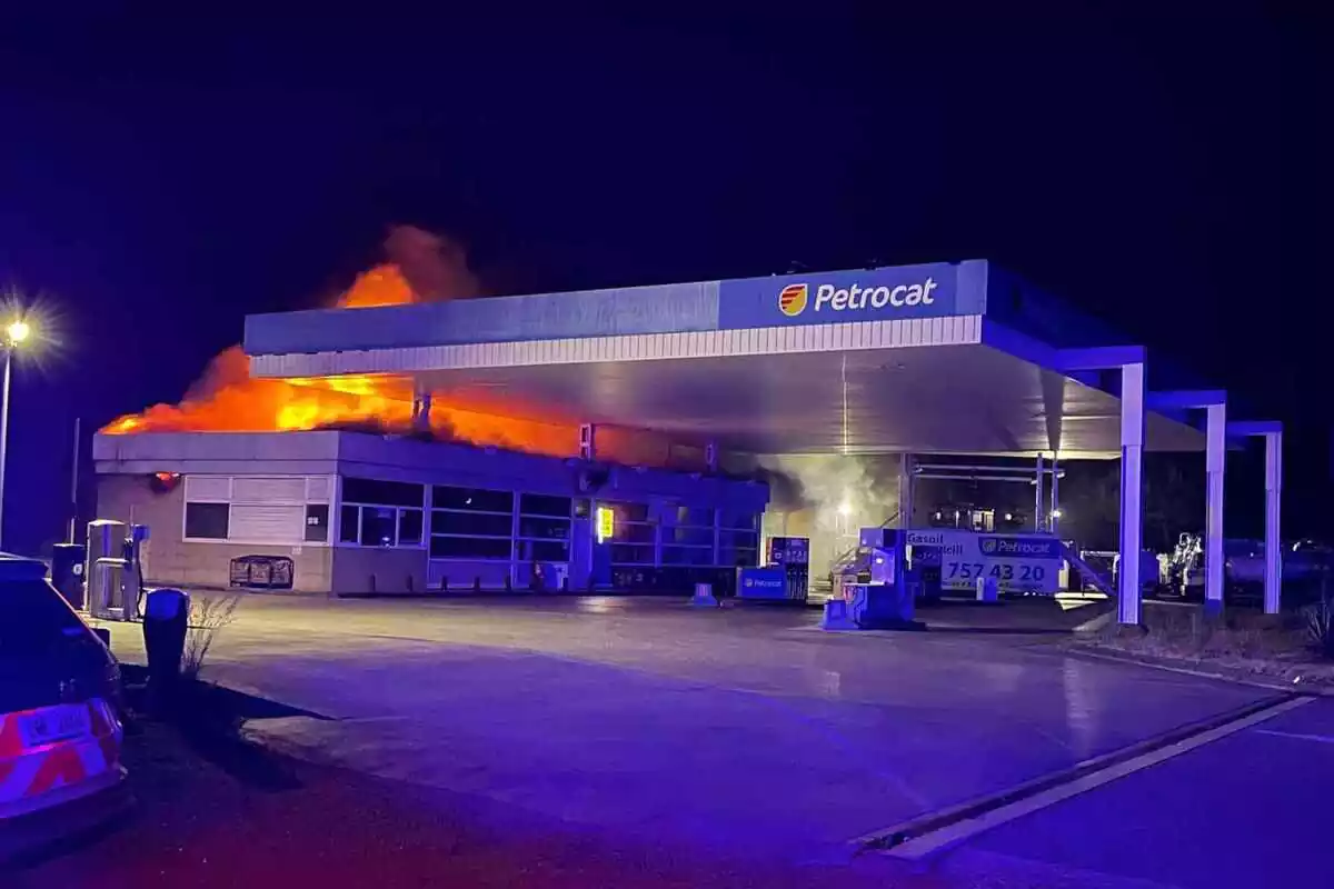Imatge d'una gasolinera incendiada al Maresme.