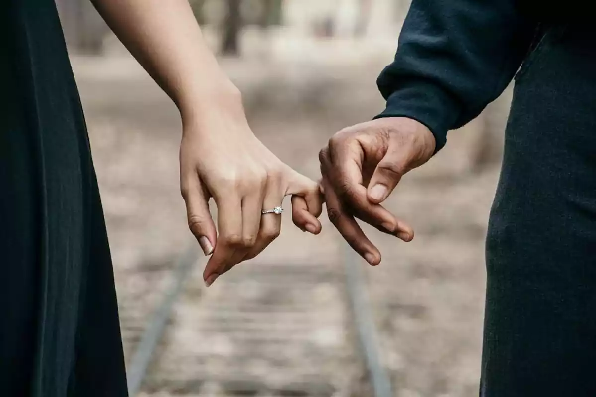 Imatge d'una parella agafant-se de les mans