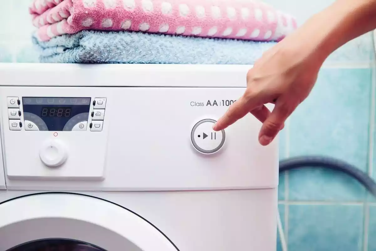 Imatge d'una persona posant una rentadora