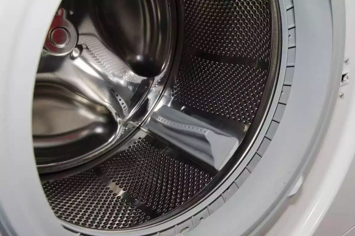 Primer pla de l'interior del tambor d'una rentadora