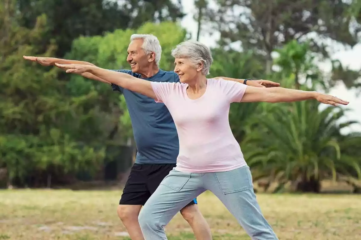 Foto de dues persones grans fent exercici.