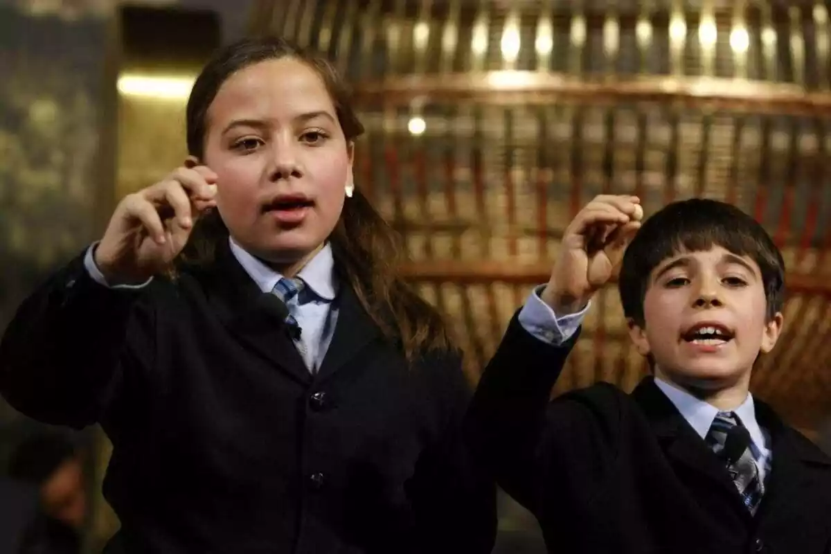 Foto dels nens de San Ildefonso cantant el Sorteig de la Loteria de Nadal.