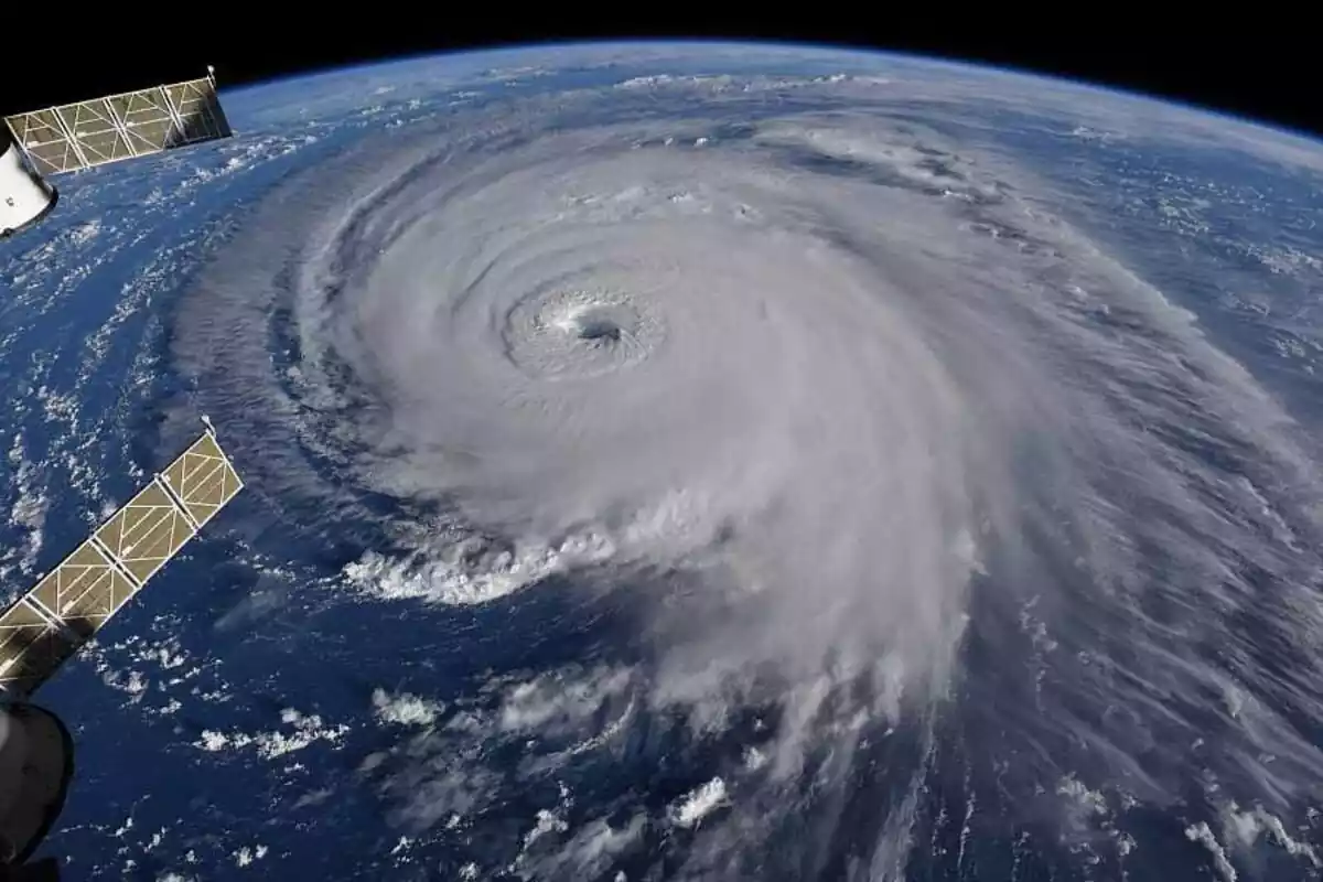 Foto d'un huracà a l'Atlàntic.