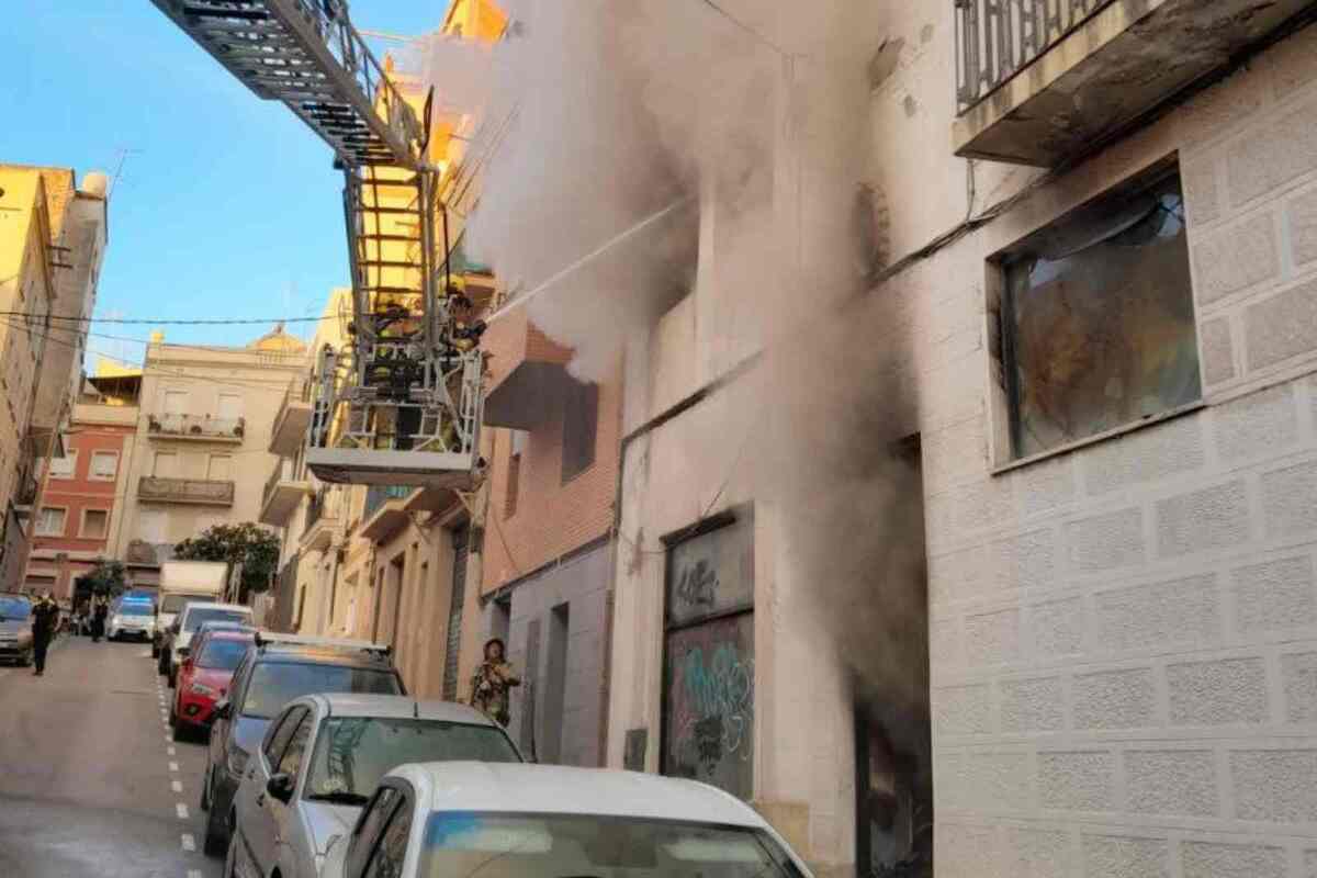 Greu Incendi En Un Bloc A L'Hospitalet De Llobregat: Hi Ha 12 Dotacions ...