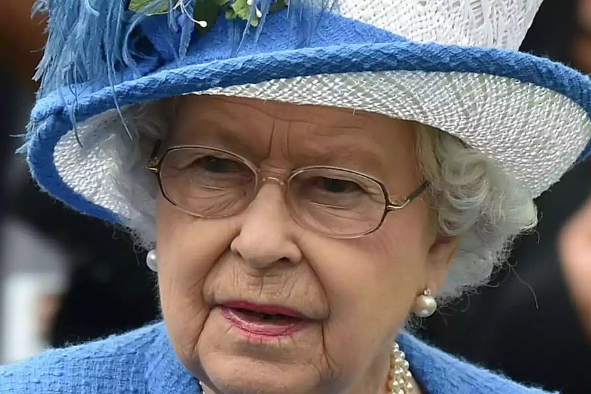 Primer pla d'Elisabet II vestida de blau