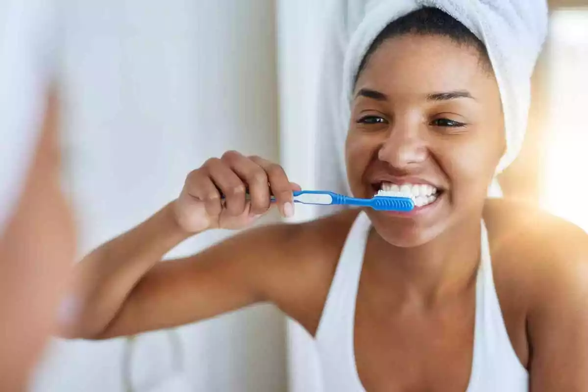 Dona rentant-se les dents