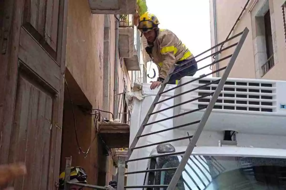els bombers alliberen a un camió que s'havia quedat enganxat a un carrer de Girona
