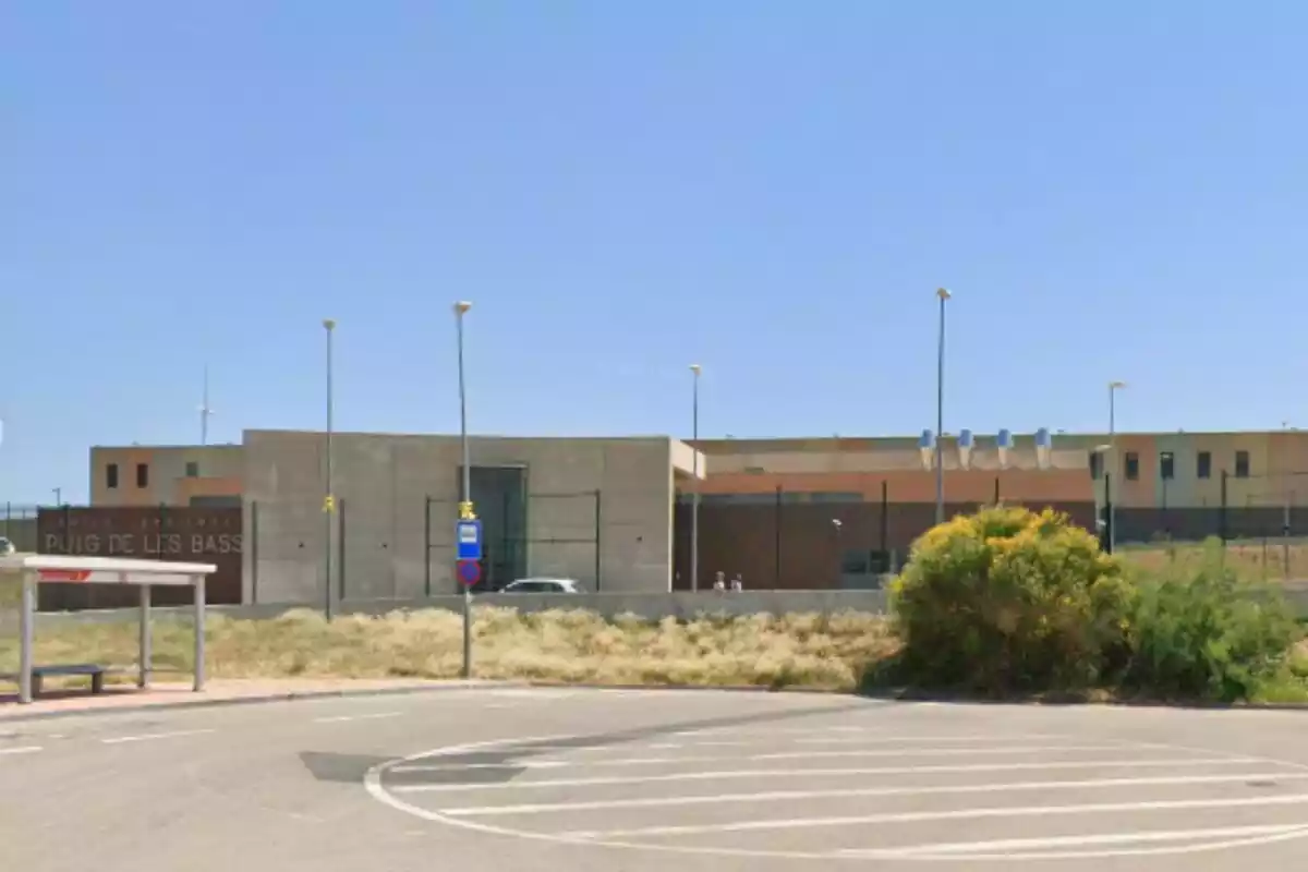 Imatge de l'exterior del centre penitenciari de Puig de les Basses, Figueres