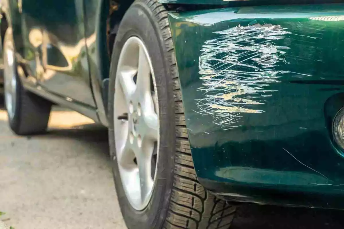 Imatge d'un cotxe amb un abonyegament a la part davantera