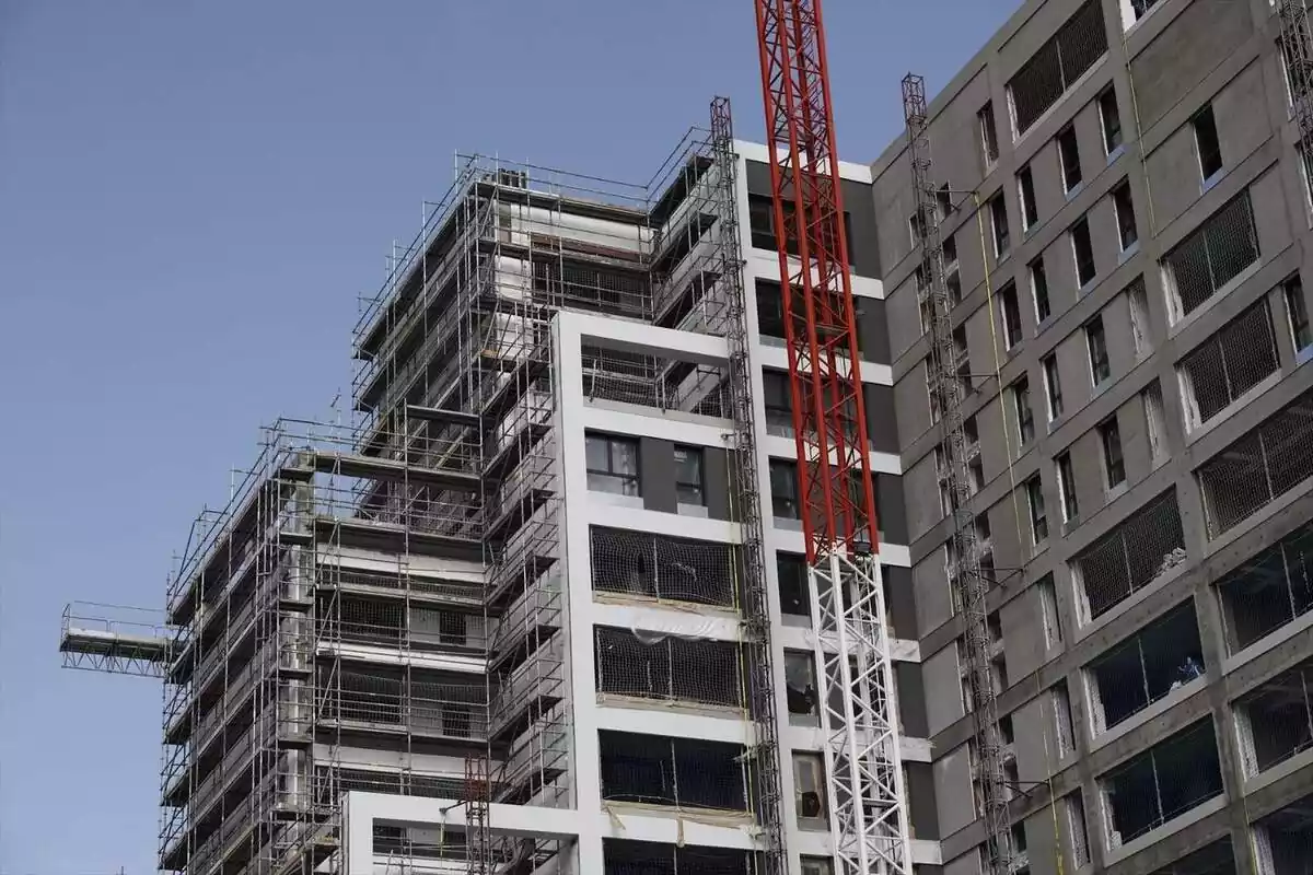 Imatge d'un edifici de pisos en construcció