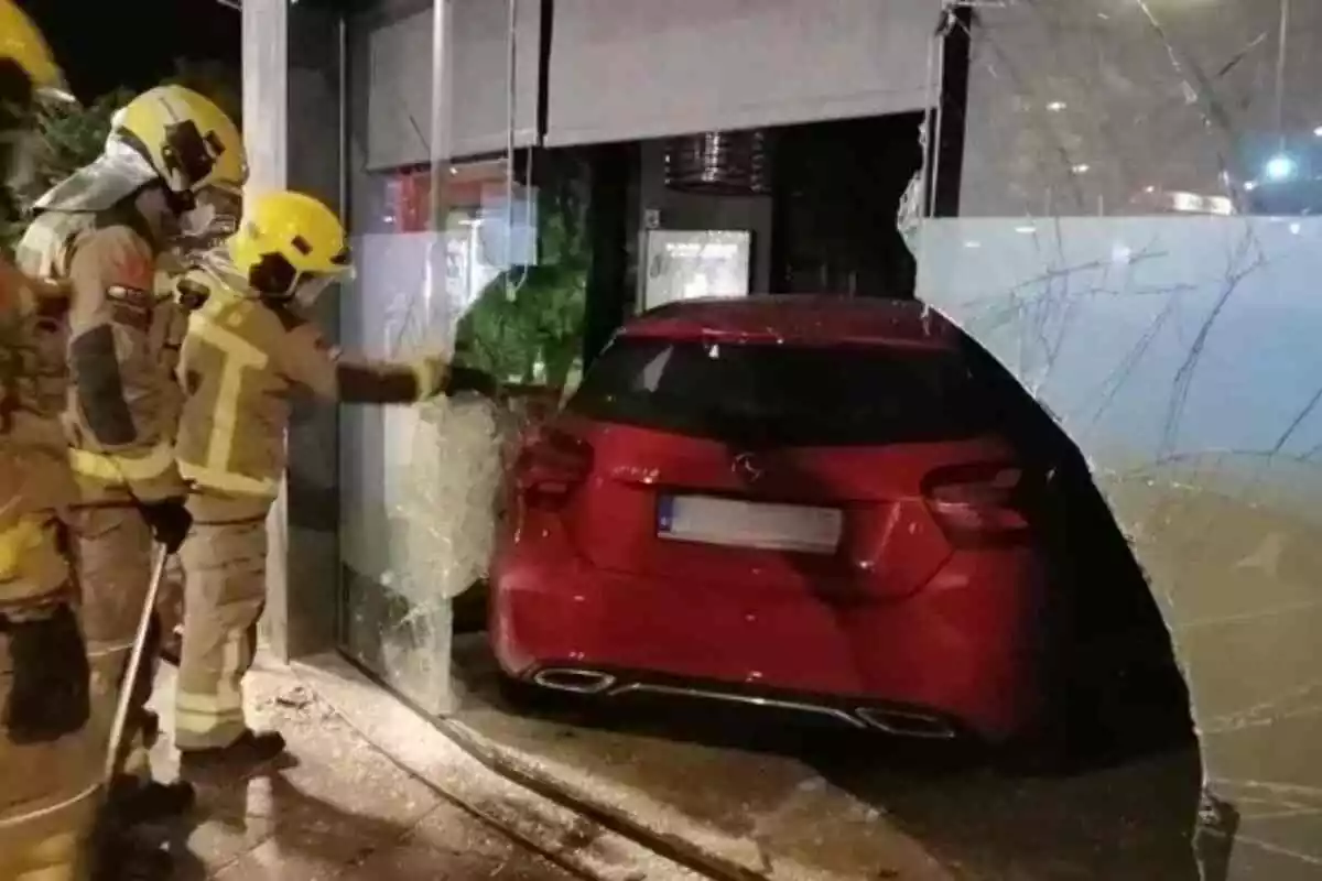 Imatge d'un vehicle encastat en un restaurant a Castelldefels.