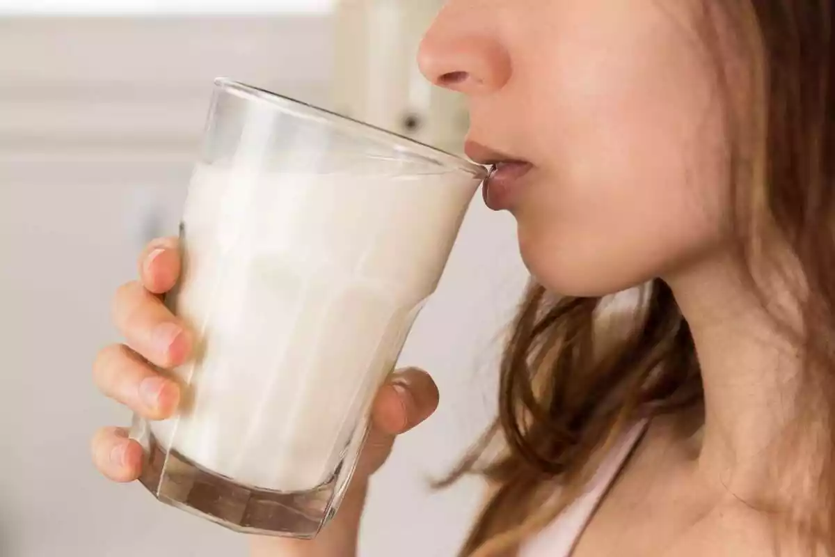Imatge d'una dona bevent un got de llet