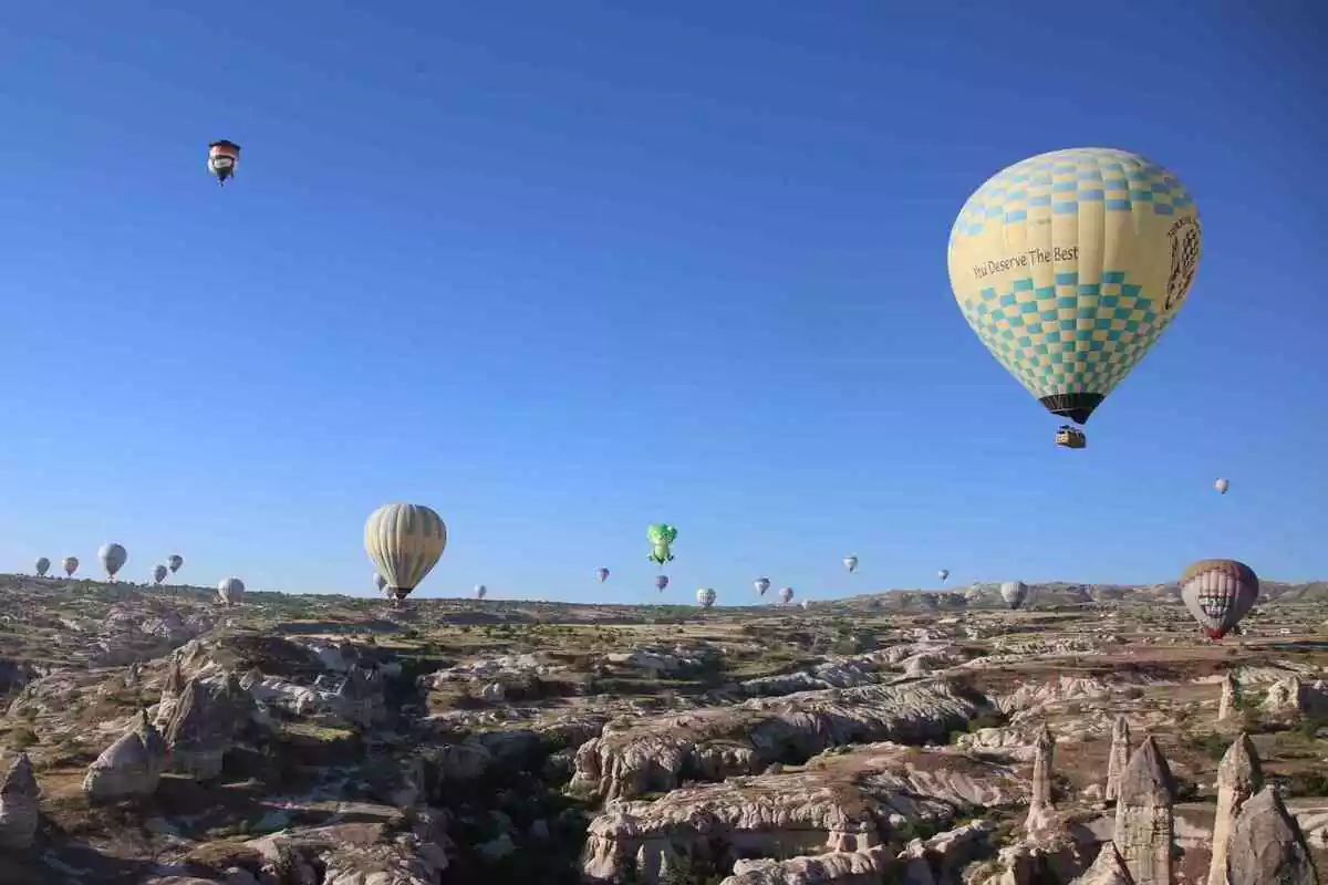 Imatge d'uns globus aerostàtics sobrevolant la Capadònia, a Turquia.