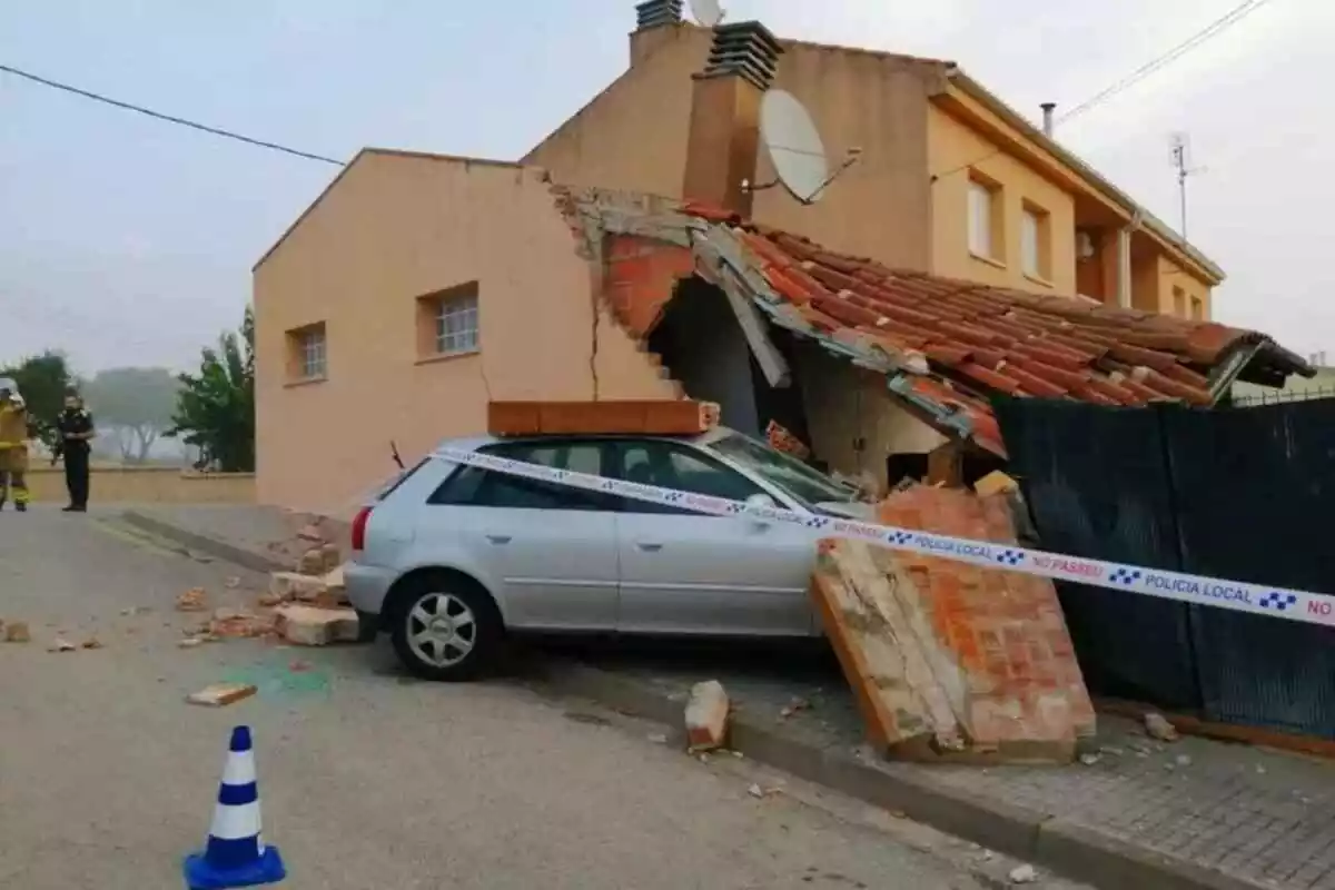 Un cotxe s'estavella contra una casa al municipi de Sils, Girona