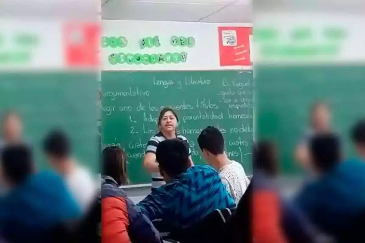Captura del vídeo de la mare que entra a la classe del seu fill per donar-li el merescut al jove que li fa 'bullying'