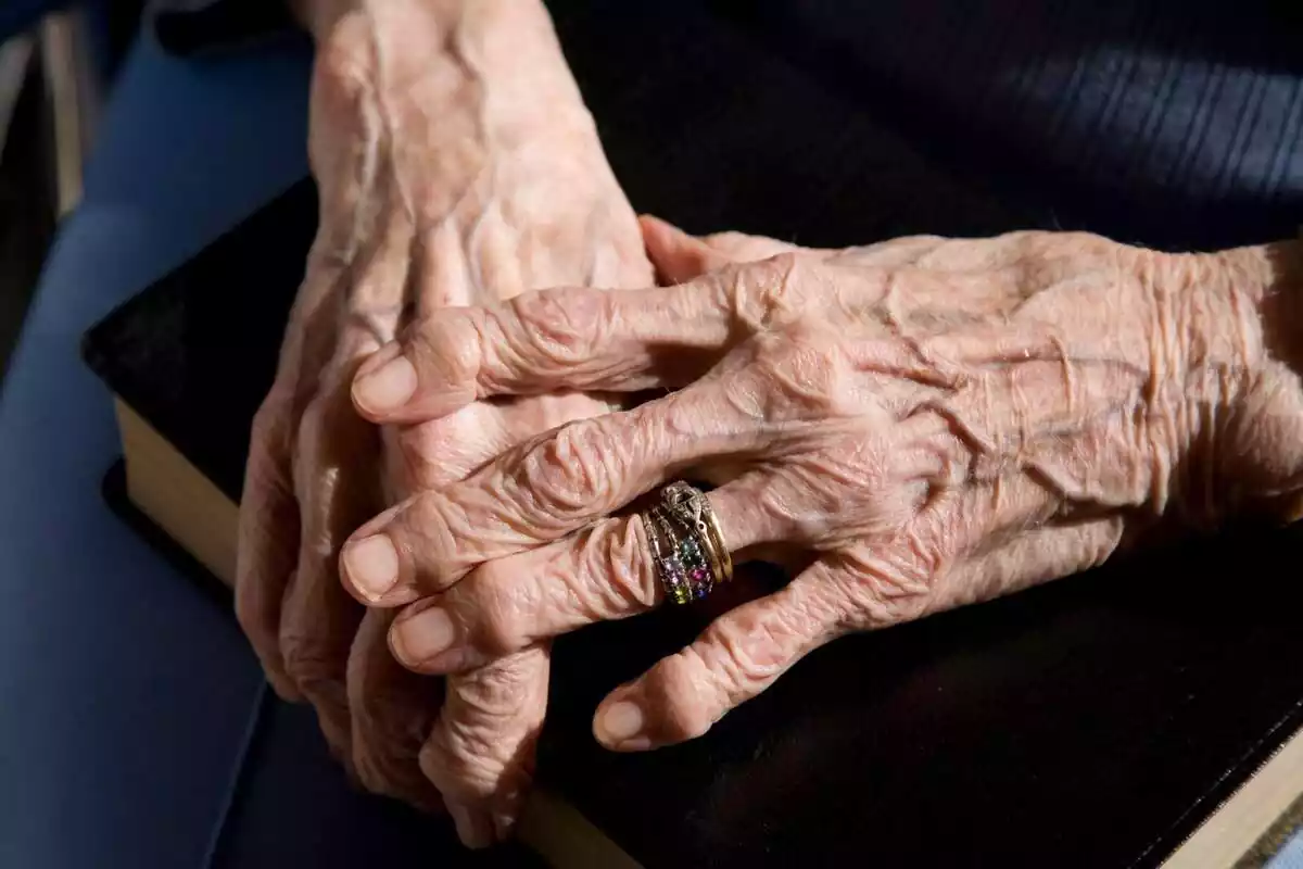 Foto de les mans d'una persona gran.