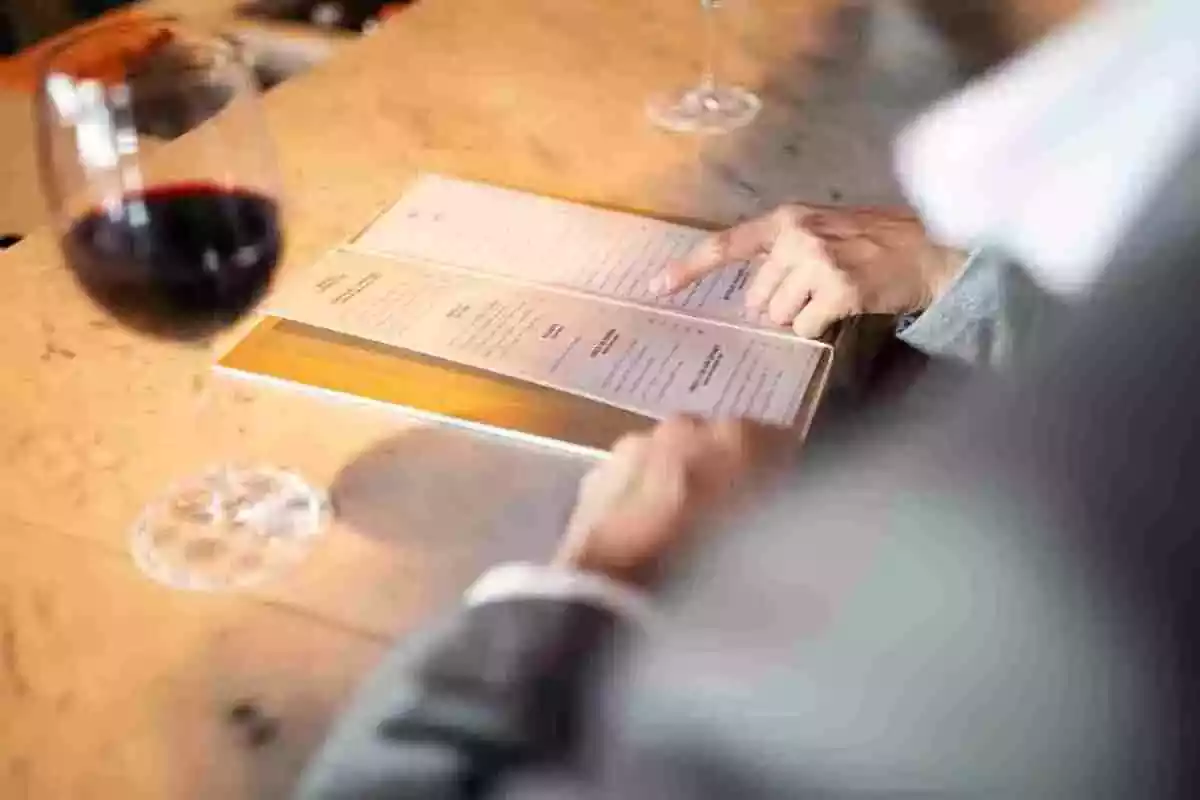 Foto d'una persona mirant una carta d'un restaurant