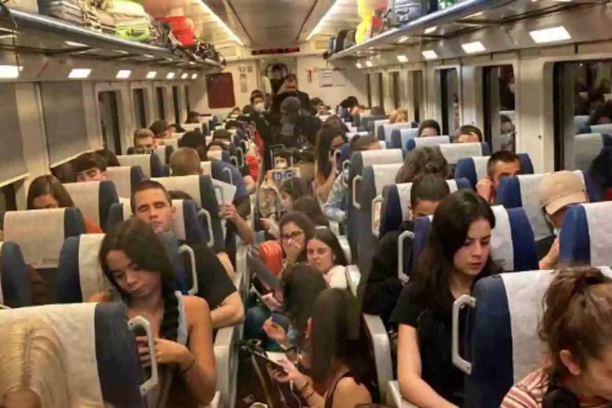 Imatge de gent a un tren de Rodalies