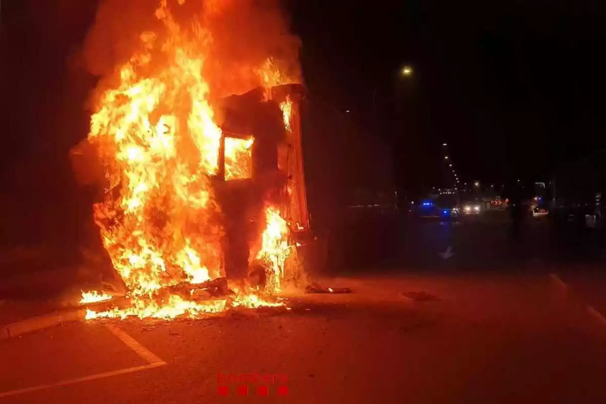 Imatge de l'incendi del camió
