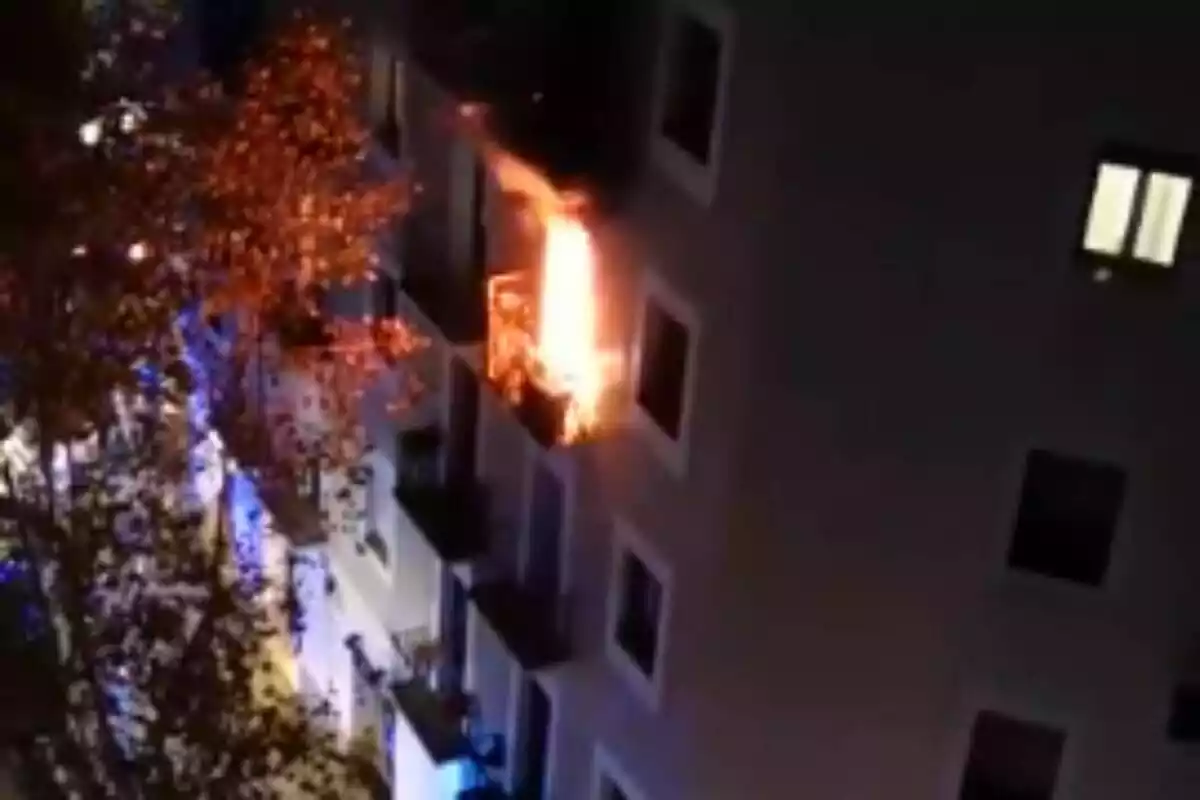 Imatge de l'incendi que ha tingut lloc a l'Eixample de Barcelona.