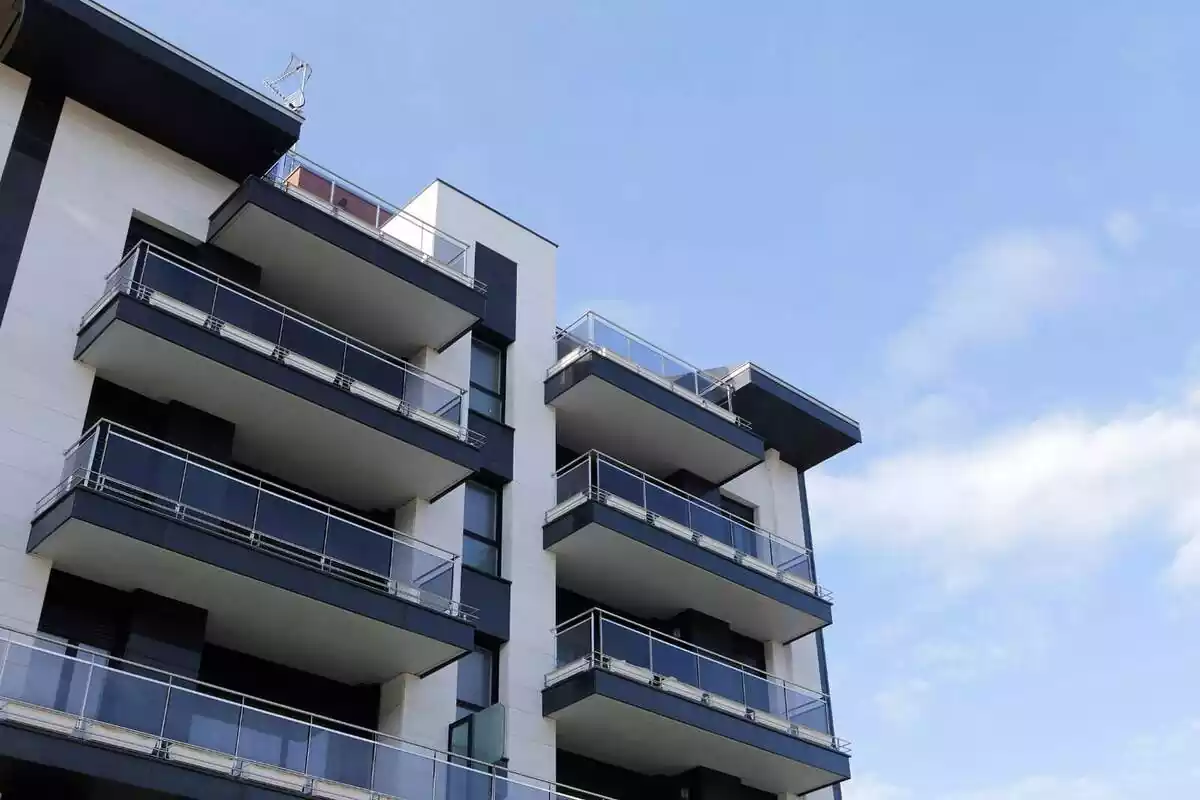 Imatge d'uns quants balcons d'un bloc de pisos