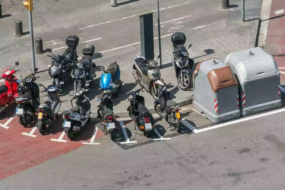 Motos aparcades al carrer