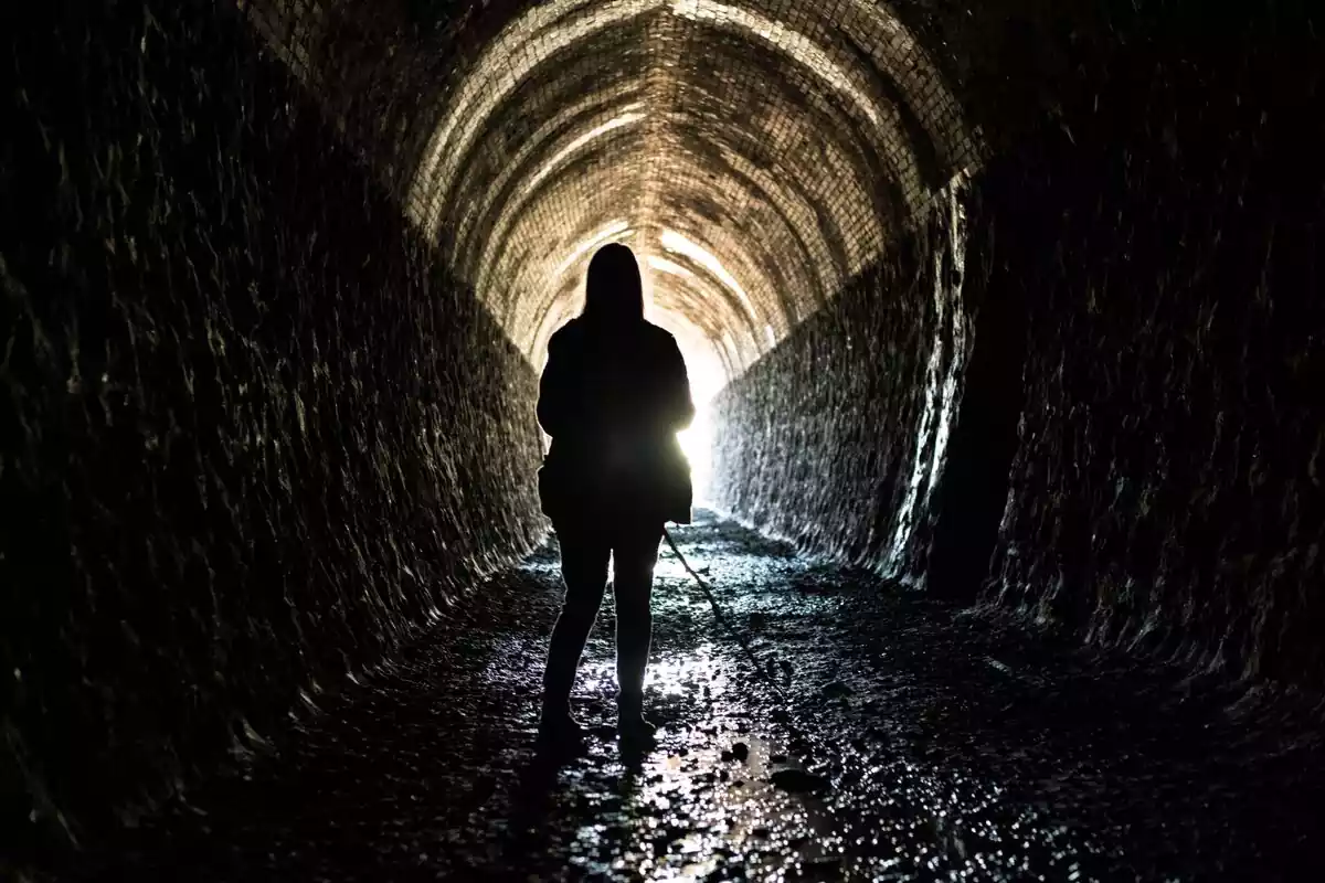 Una noia en un túnel molt fosc