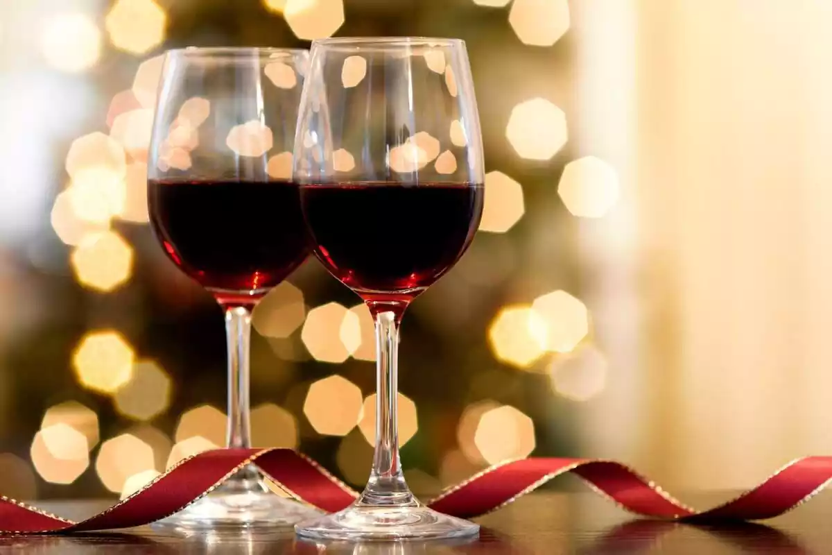 Dues copes de vi negre amb decoració de Nadal
