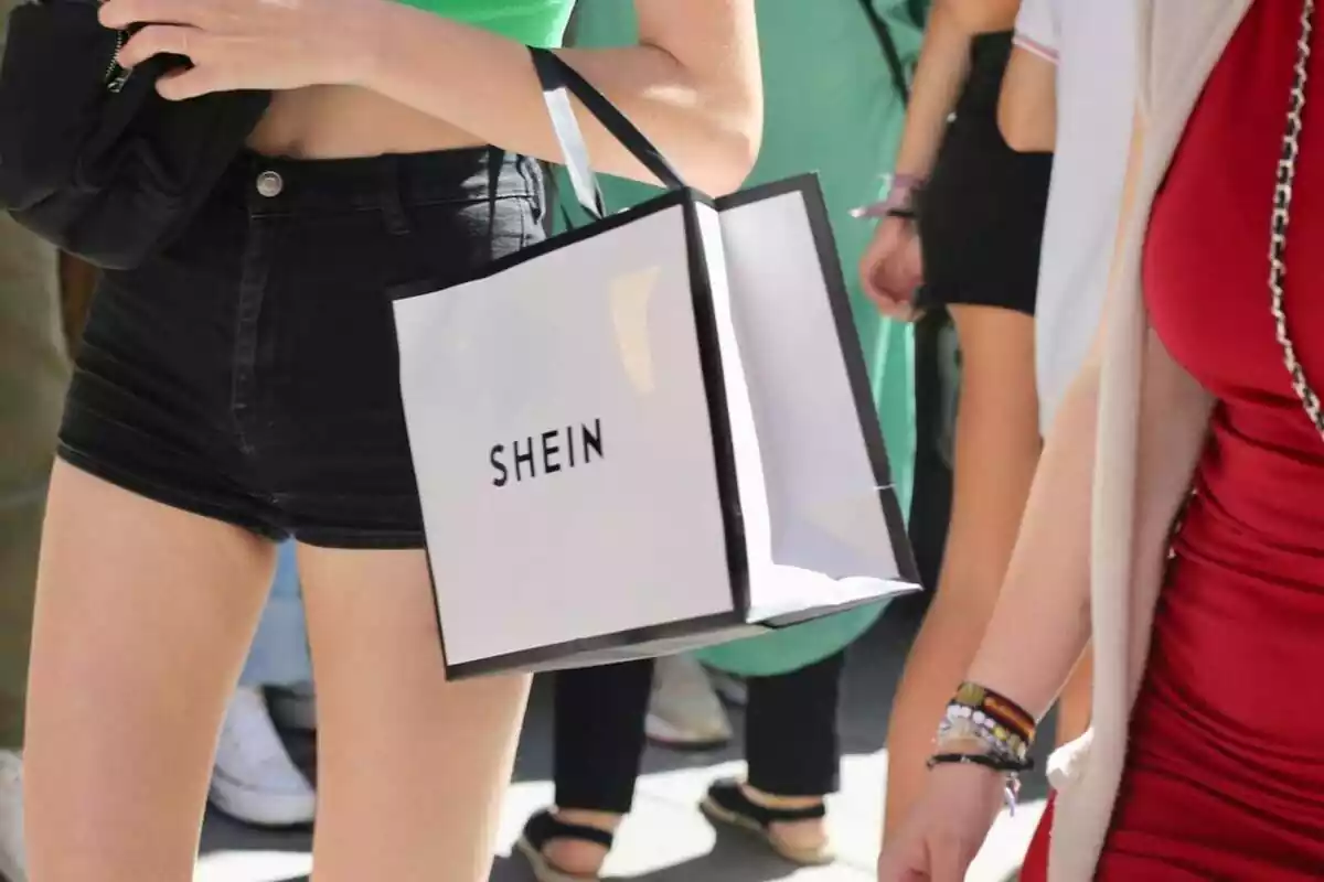 Dues noies pel carrer amb una bossa de Shein