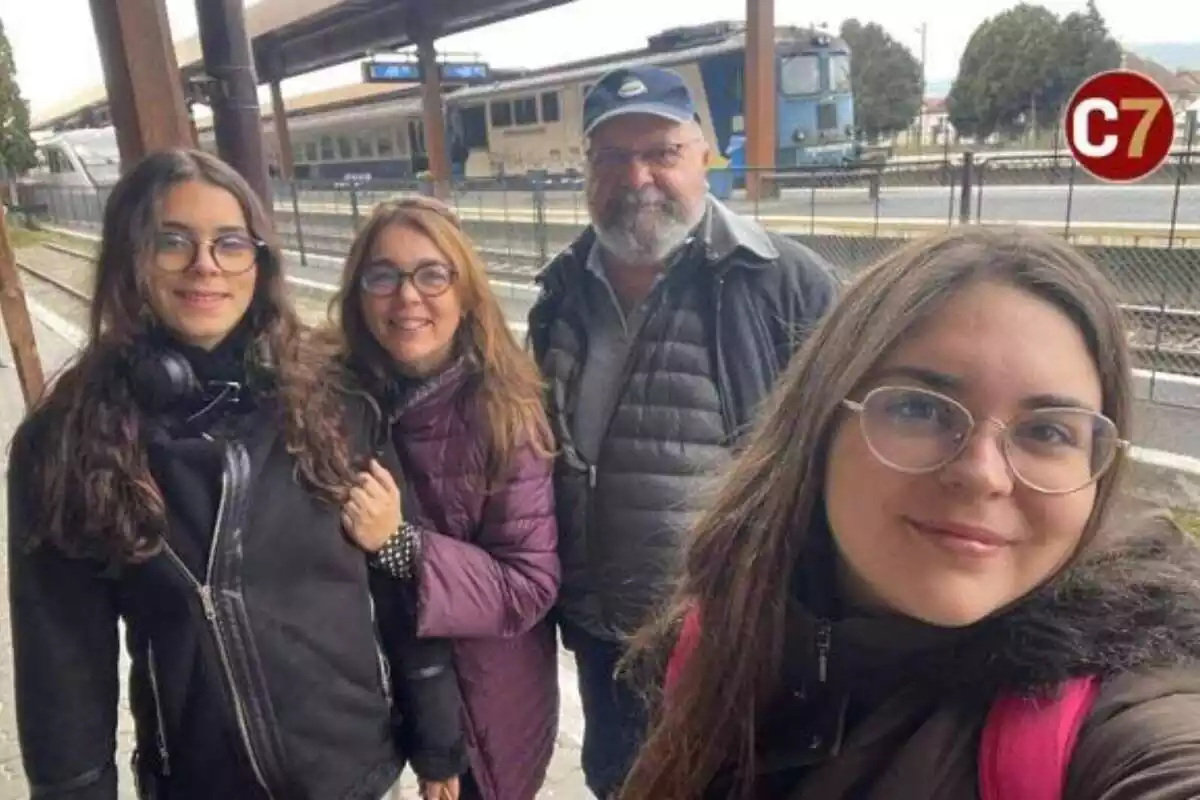 Foto de la família Rodríguez a l'estació de Romania