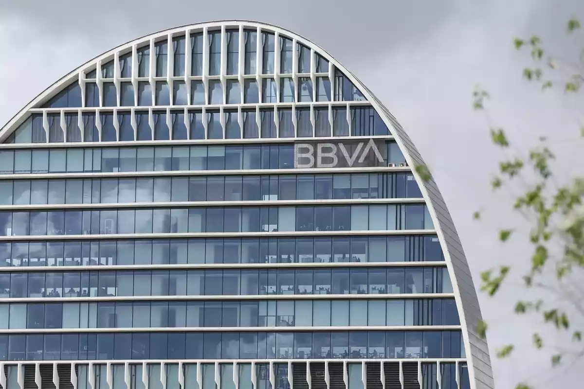 Foto de l'exterior de l'edifici de la seu de BBVA a Madrid.