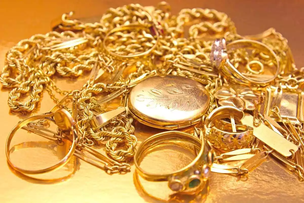 Foto d'unes joies d'or damunt d'una taula.