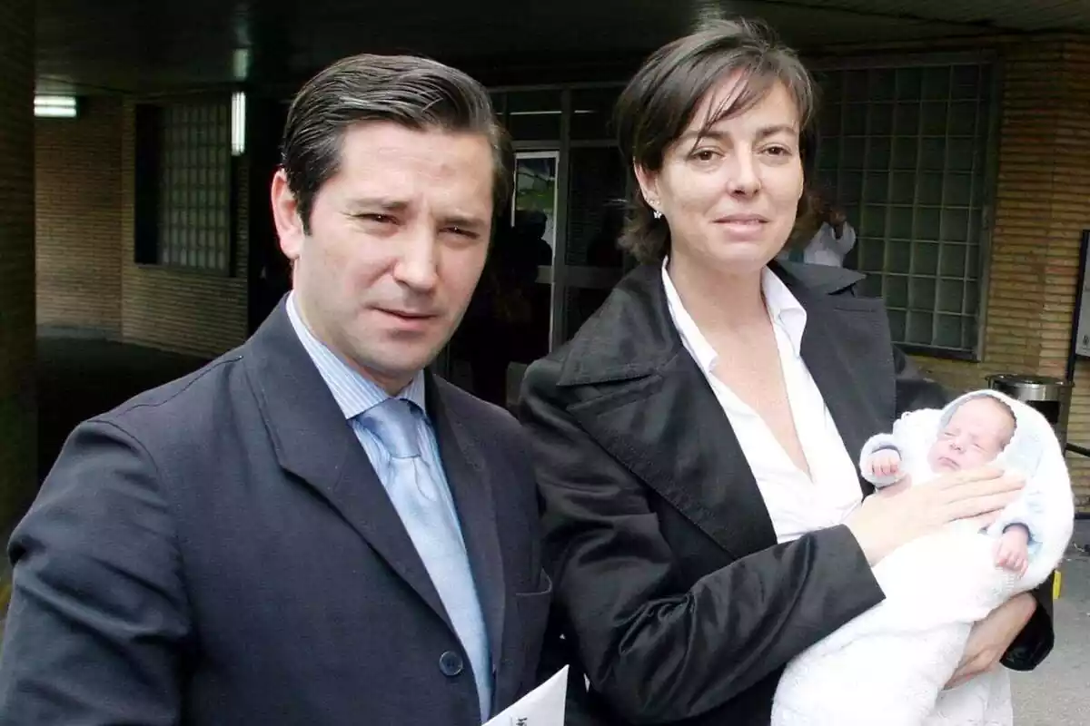 Imatge de Borja Moreno i Matilde Solís amb el seu fill