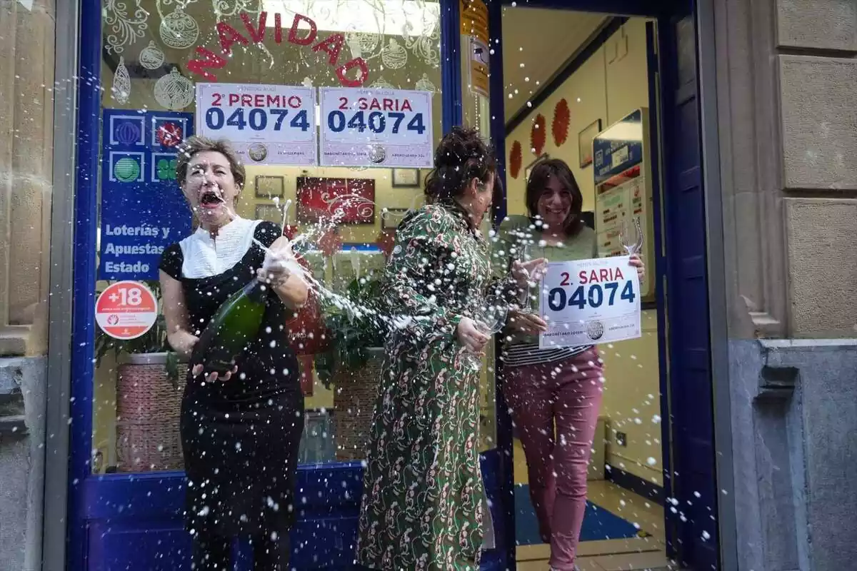 Imatge de tres dones celebrant el premi de la Loteria de Nadal