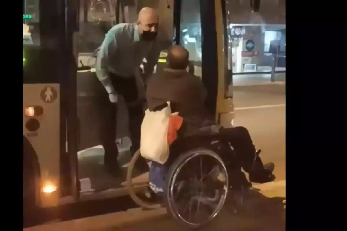Imatge del conductor de l'autobús i l'home en cadira de rodes insultant-se