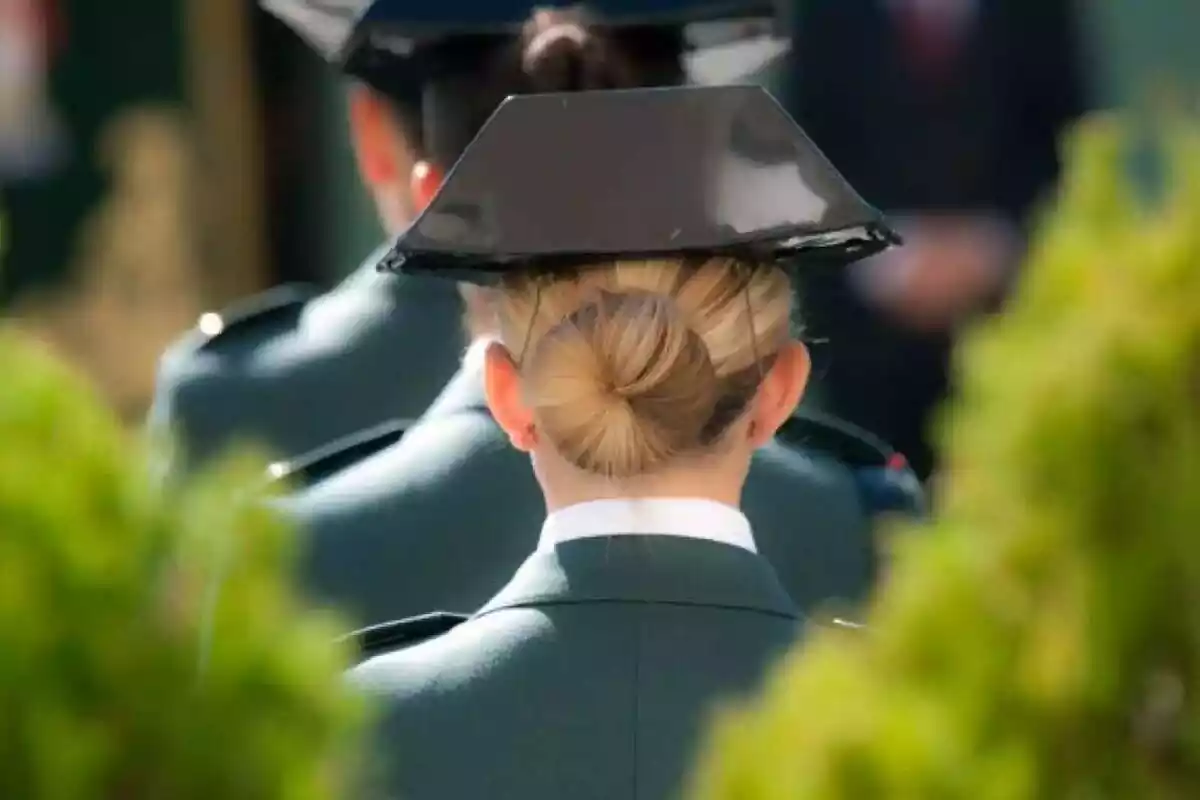 Imatge d'esquena d'una dona Guàrdia Civil durant un esdeveniment