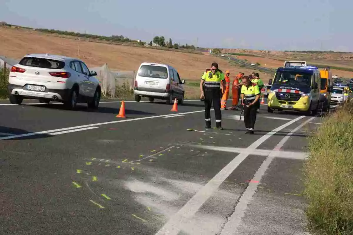 Imatge d'un accident a la C-12, al Segrià, on van morir tres motoristes.