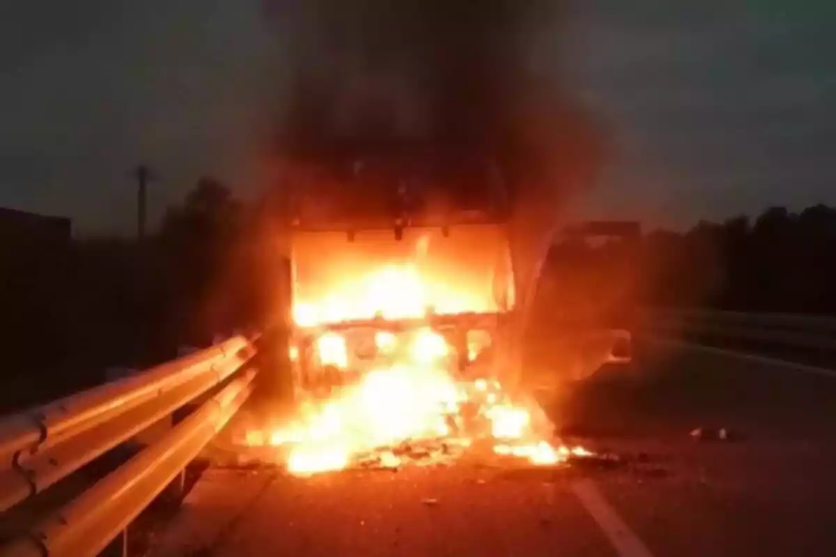 Imatge d'un camió incendiat a Soses.