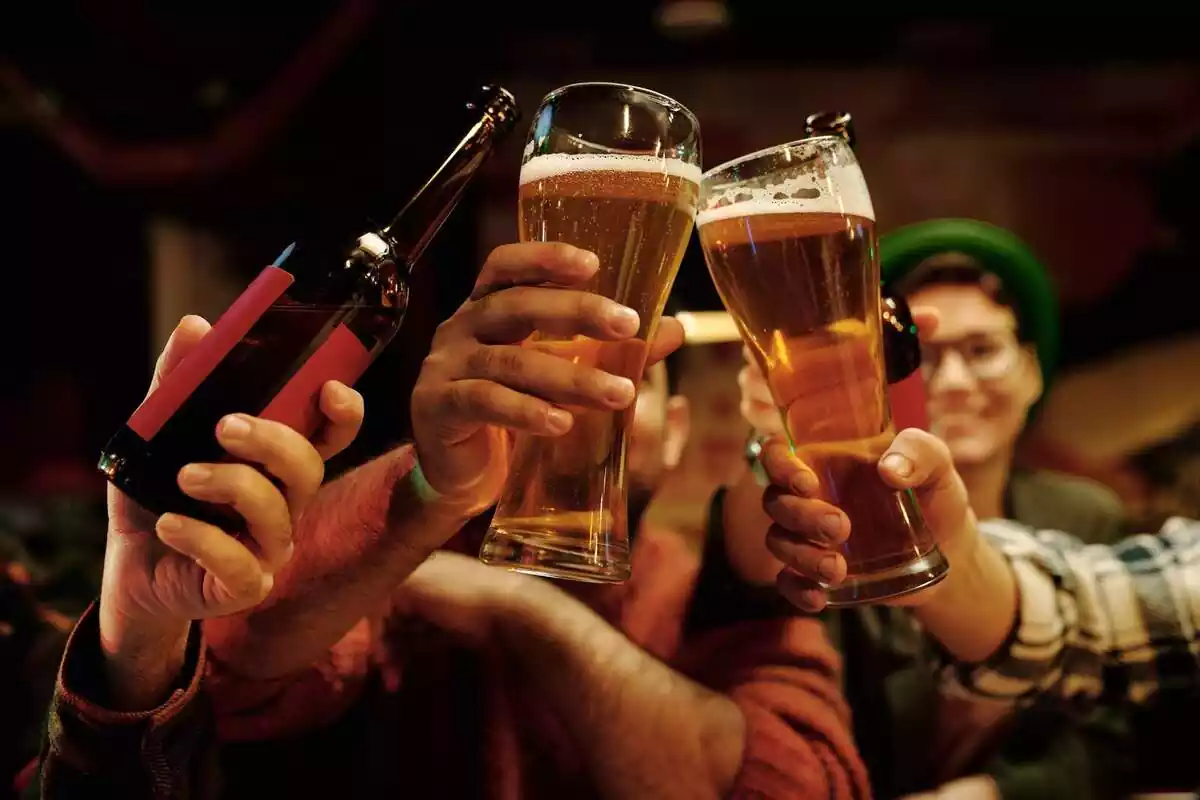 Imatge d'un grup de nois bebent cervesa