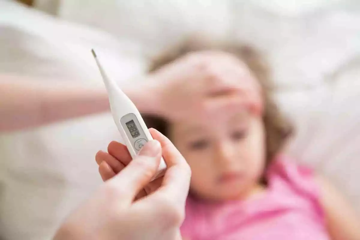 Imatge d'un nen amb febre