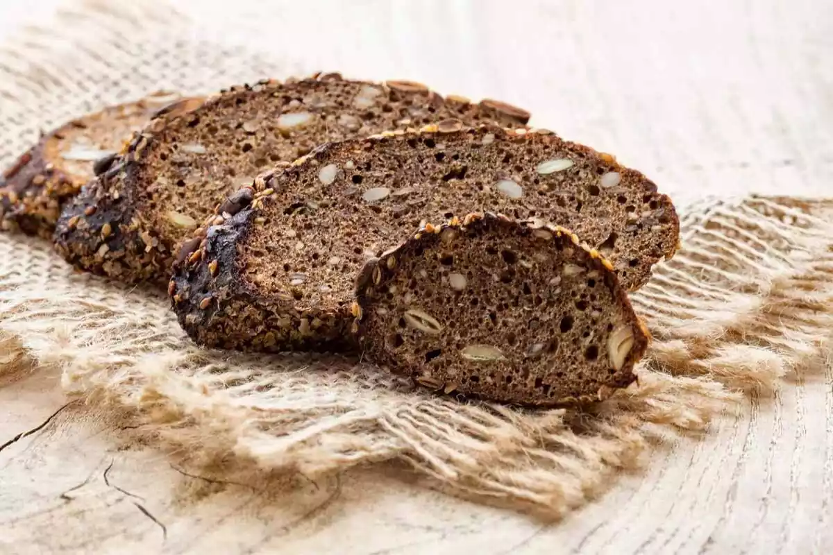 Imatge d'un pa de sègol tallat a rodanxes