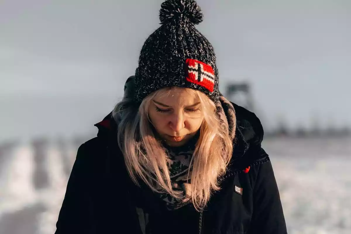 Imatge d'una dona trista en un paisatge hivernal